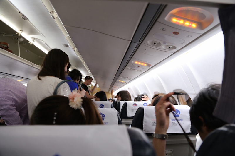 飛行機離陸後の機内上空で起こる気圧変化の体調不良。耳の痛みや頭痛などの原因や予防の対策